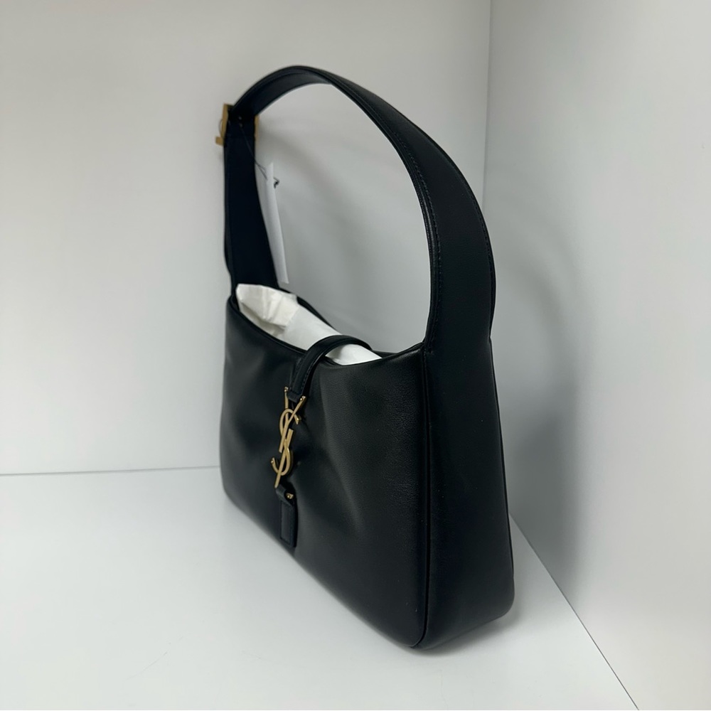 Saint Laurent Le 5 à 7 padded leather shoulder bag in Black - Picture 3 of 9